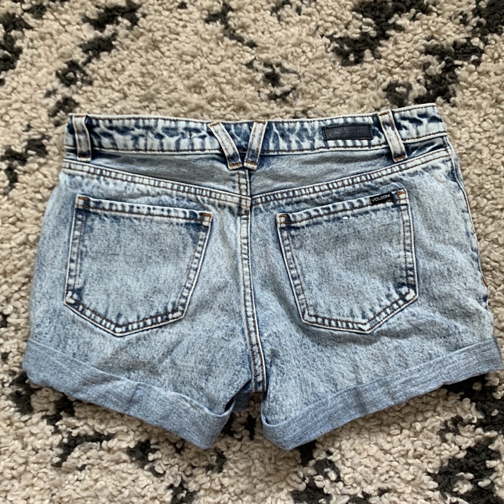 Volcom shorts - Picture 2 of 3